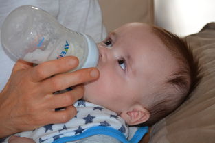 宝宝奶粉冲调先放水还是先放粉起泡